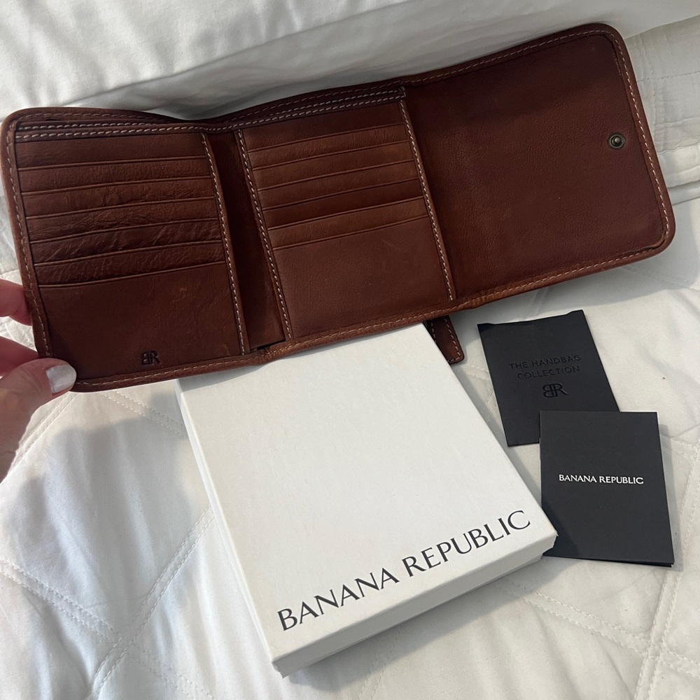 Banana Republic pebble leather trifold wallet NWT in box
